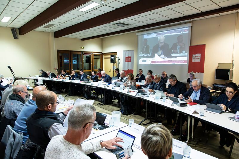 Des personnes assisent dans une salle. 