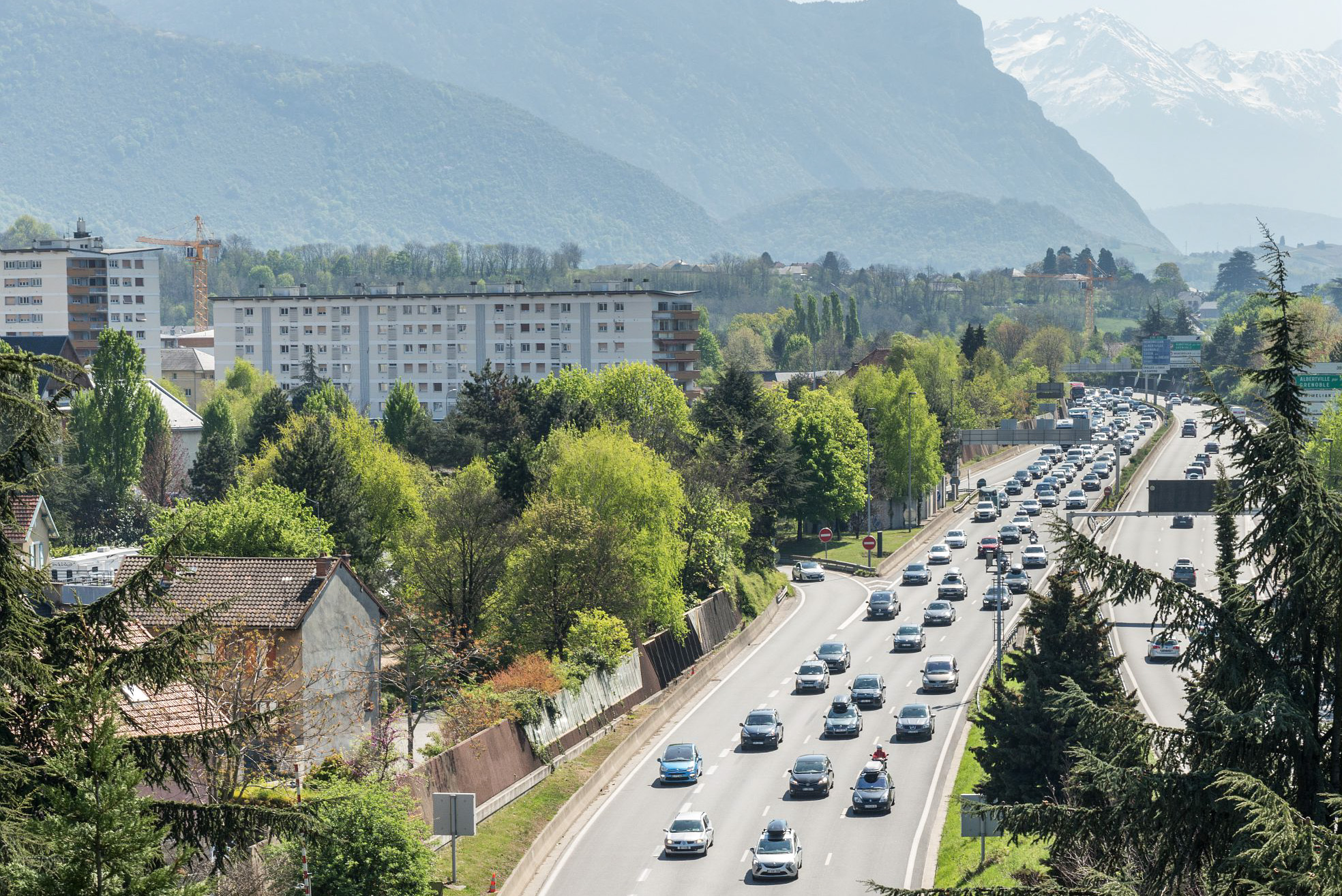 Des véhicules circulent sur une voie rapide